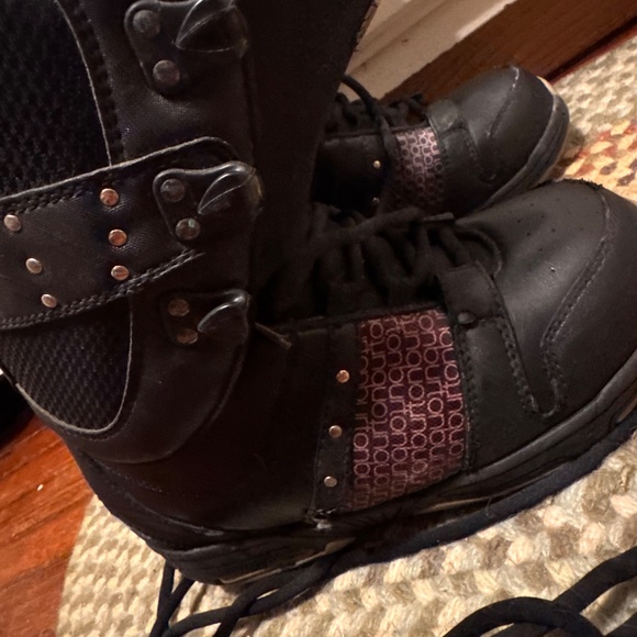 The Burton Sapphite snowboard size 6 boots. Black with purple accents. Durable a - Picture 10 of 14